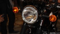 Nuansa klasik terlihat dari penggunaan lampu baik lampu utama dan sein yang berbentuk bulat. Foto: Dadan Kuswaraharja
