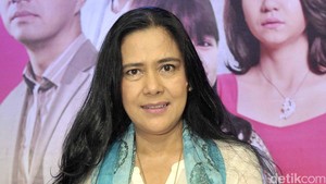 Lydia Kandou debut sebagai pesinetron lewat judul Liontin. Setelah itu, dia sukses menjadi Ratu Sinetron setelah terlibat di lebih 20 judul sinetron. Foto: Noel/detikHOT