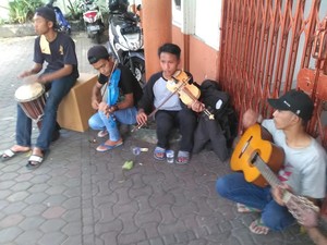 Suka Duka Pengamen Jalanan yang Terkenal dengan Lagu Victory Saat Aksi di Jalan