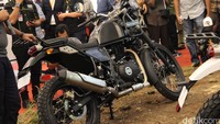 Menggunakan suspensi monoshock belakang yang kuat dan saling terkait, denan Ground clearance setinggi 220mm membuat motor ini dapat mengatasi seluruh rintangan di pegunungan Himalaya.