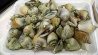 Ada kurang lebih 83 buah kios makanan yang berjualan di Newton Food Center. Pilihannya lengkap dan beragam. Traveler bahkan bisa mencoba kuliner Gonggong, yang ternyata ada juga di Singapura, meski asalnya dari Kepulauan Riau (Wahyu/detikTravel)