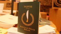 Bahkan mereka juga membuat paspor hijau seharga 35.000 rupiah yang bisa ditempel foto layaknya paspor asli.