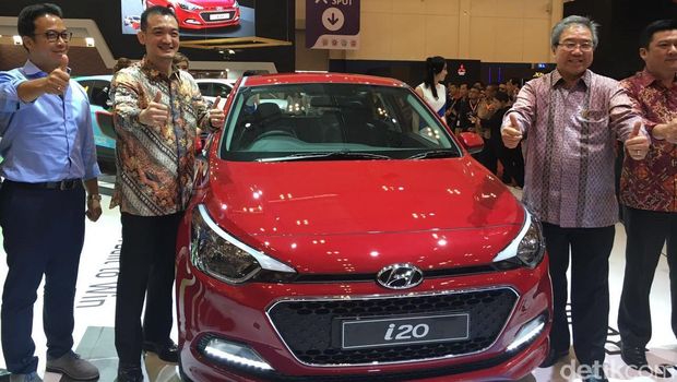Sandy Hartono (paling kiri baju biru) memperlihatkan i20 di GIIAS 2016 lalu