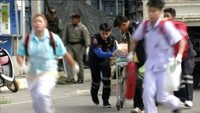 Korban ledakan bom dievakuasi. REUTERS/REUTERS TV.