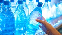 Air putih kemasan umumnya mengandung kadar bisphenol A yang biasanya ditemukan dalam botol palstik. Zat ini dapat menyebabkan disfungsi ereksi pada pria serta menurunkan jumlah sperma dan vitalitas. Foto: iStock