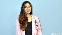 Putri Jeremy Thomas itu memadukan kaus dan hoodie-nya dengan legging hitam dan sneakers putih. Pool/Noel/detikFoto.