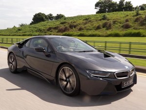 Menunggangi BMW i8 nan Futuristik di Singapura