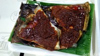 Ada pula kios yang menjual sajian bercitarasa Indonesia seperti ikan pari panggang dengan sambal di atasnya. Kuliner yang dijual di Newton Food Centre harganya cukup terjangkau, dari SGD$ 2-12 (setara Rp 18-116 ribu) per porsinya (Wahyu/detikTravel)