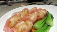 Steamed Rice Rolls with Shrimp and Bamboo Shoots enak dicocol dengan sambal dim sum khas Li Feng.