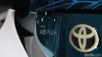 Mobil ini (FCV Plus) bahan bakarnya hidrogen Pak, jawab Wakil Presiden PT Toyota-Astra Motor Henry Tanoto.