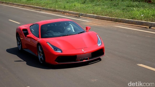 Merasakan Ganasnya Ferrari 488 GTB