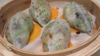 Squid ink, seafood and fish roe dumpling juga bisa jadi pilihan enak.