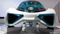Wakil Presiden RI Jusuf Kalla saat singgah di booth Toyota, sempat melihat dan bertanya-tanya mobil konsep yang tengah dipajang saat yakni FCV Plus.