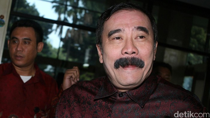 Dirjen Bina Keuangan Daerah Kementerian Dalam Negeri, Reydonnyzar Moenek diperiksa KPK terkait kasus suap rencana proyek 12 ruas jalan di Sumatera Barat.