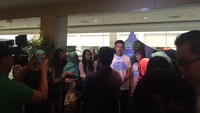 Dion Wiyoko menyapa penggemar di bioskop XXI Kramat Jati, Jakarta Timur.