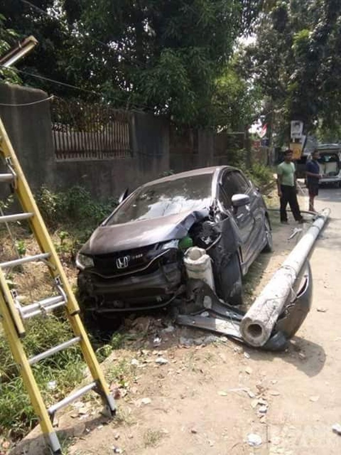 Mobil Honda Jazz Tabrak Tiang Listrik di Legok Banten