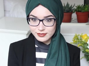 Tips Hijab untuk Wanita yang Memakai Kacamata