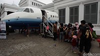 Pengunjung menaiki replika pesawat terbang N 250 karya mantan Presiden Indonesia BJ Habiebie saat berlangsungnya Festival Habibie di Museum Nasional, Jakarta, Jumat (12/08/2016).