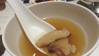 Hangatkan tubuh dengan semangkuk sup hangat berisi jamur matsutake.