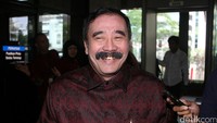 Reydonnyzar enggan bicara banyak soal pemeriksaan ini. Namun, dia mengakui diperiksa soal kasus dugaan suap pemulusan rencana proyek 12 ruas jalan di Sumatera Barat agar dibiayai lewat APBN-P 2016.
