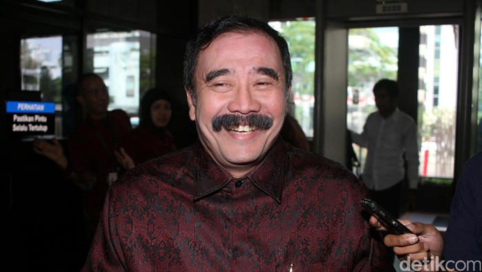 Dirjen Bina Keuangan Daerah Kementerian Dalam Negeri, Reydonnyzar Moenek diperiksa KPK terkait kasus suap rencana proyek 12 ruas jalan di Sumatera Barat.