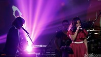 Ia pun mengajak serta dua penyanyi muda Batak, Alsant Nababan dan Louise Sitanggang serta sejumlah para pemusik lainnya, dengan menyugguhkan sejumlah lagu Batak dan Barat yang di aransemen oleh Viky dalam dua warna musik, yaitu Etnik Batak dan Barat.