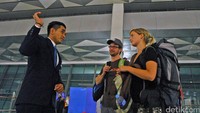 Seorang Petugas bandara memberikan informasi kepada wisatawan asing mengenai bandara baru di Terminal 3 Bandara Soekarno Hatta, Tangerang, Banten yang baru saja dioperasikan.
