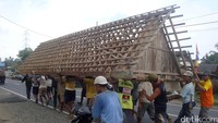 Biasanya kegiatan ini dilakukan oleh masyarakat Jawa yang mempunyai rumah dengan sistem bongkar pasang agar memudahkan pemiliknya memindahkan rumah ke tempat yang diinginkan.
