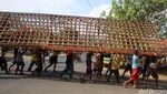 Warga Banyumas Bergotong Royong Boyongan Rumah