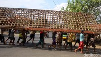 Sekitar 25 warga Desa Randegan, Kecamatan Wangon, Banyumas, Jawa Tengah, bergotong royong melakukan boyongan atau pindah rumah menuju lokasi baru yang sudah dipilih.