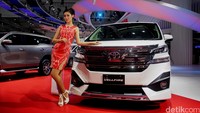 Desain aerokit terbaru pada bagian bumper New Vellfire membuat penampilan mobil ini semakin sporty dan agresif. Penambahan aerokit juga dilakukan pada bagian belakang dan dipadukan dengan side moulding dibagian samping kendaraan membuat penampilan Vellfire menjadi lebih kokoh. Foto: Toyota
