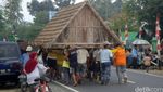 Warga Banyumas Bergotong Royong Boyongan Rumah