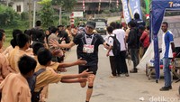 Peserta lomba lari Toraja Marathon berlari melintasi jalur Toraja Marathon, di Kabupaten Toraja, Sulawesi Selatan, Sabtu (13/08/2016).