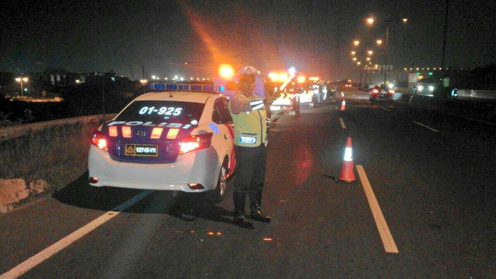 Sedan Tabrak Pembatas Jalan di KM 17 Tol Ancol Arah Tanjung Priok