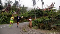 Perhelatan Toraja Marathon pertama kali digelar dengan jarak tempuh 5K, 10K, Half Marathon 23K dan Full Marathon melalui kota dan desa-desa Toraja Kuno.