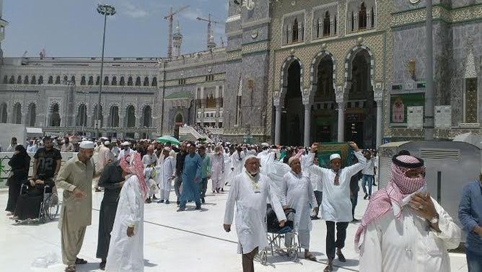 Salat Jumat Syahdu di Tengah Suhu 40 Derajat Celcius