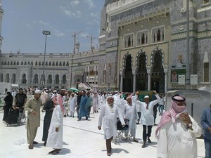 Salat Jumat Syahdu di Tengah Suhu 40 Derajat Celcius