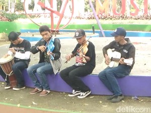Aksi Keren Grup Plago, Emil: Pengamen di Bandung Bukan Modal Keprok-keprok