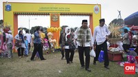 Warga menghadiri gelaran Festival Lebaran Betawi Ke IX di Lapangan Banteng, Jakarta, Sabtu, 13 Agustus 2016.