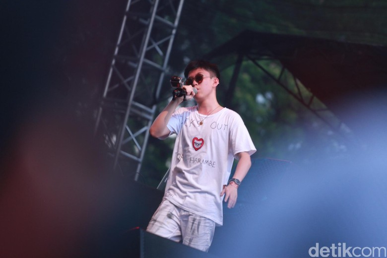 Rich Brian dan Teman-temannya Pamer Kegilaan Musim Panas Rich Brian dan Teman-temannya Pamer Kegilaan Musim Panas