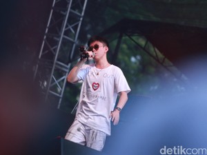 Album Debutnya Sukses, Rich Brian Didoakan Raih Banyak Prestasi