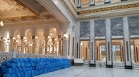 Total ada 124 pintu yang dibuka di Gate Abdullah. Begitu masuk ke dalamnya, suasana sejuk akan langsung terasa, mulai dari lantai sampai ke kepala. AC yang dingin terus berembus hingga ke sudut-sudut area masjid.