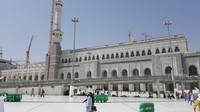 Di dalam area masjid juga sudah terdapat tempat-tempat minum air zamzam. Ribuan Al Quran juga sudah berjejer rapi di sekitar arena salat.