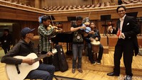 Addie MS yang tepat berada di hadapan Plago tampak begitu memikmati alunan musik instrumen yang ditampilkan. Sesekali Addie MS tampak menggerakan tubuhnya mengikuti irama biola.