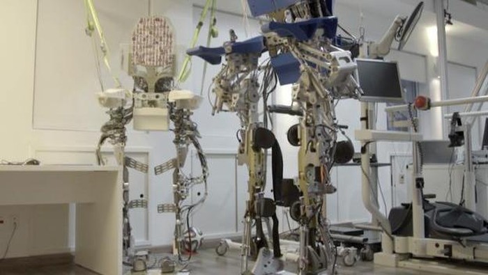 Teknologi Robot Bantu 8 Pasien Kelumpuhan Ini Berjalan Kembali