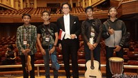 Plago berfoto bersama Adhie MS.