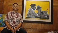 Anies berpose di samping lukisan Soekarno-Hatta yang terpajang di dinding rumahnya. Selain itu di dalam rumah joglo ini juga terdapat lukisan AR Baswedan dan lukisan anak-anak berinisial KHB.
