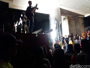 Petugas Damkar: Tak Ada Korban Jiwa Dalam Kebakaran di Apartemen Parama