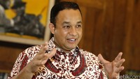 Juru Bicara Tim Kampanye Jokowi-JK ini menjawab pertanyaan-pertanyaan yang diajukan dalam suasana yang santai