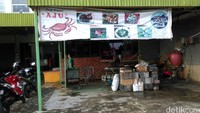 Bila liburan ke Pulau Bangka, ada satu sajian kuliner yang wajib rasanya untuk traveler coba. Datang saja ke restoran Aju di Jl Depati Hamzah, Pangkalpinang untuk menikmati kuliner kepiting asap yang lezat (Khafifah/detikTravel)